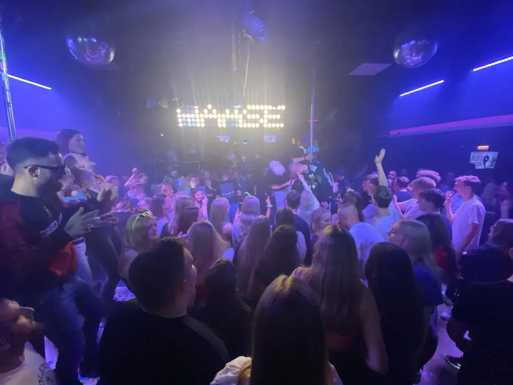 Volle Tanzfläche im Club der Discothek Haase